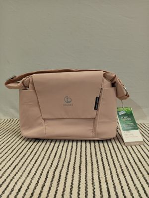 un gros plan d'un sac à main rose posé sur une surface rayée
