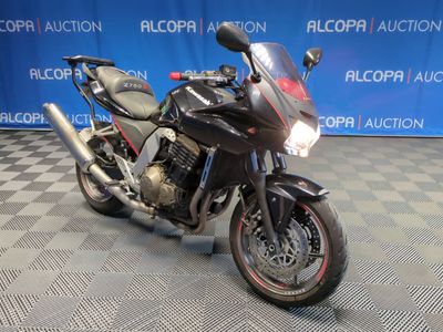 une photo d'une moto garée sur un sol à damier