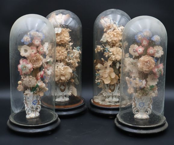 Suite de 4 bouquets de mariés sous globe et support en bois noirc...