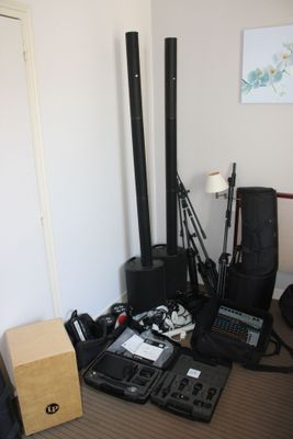 une pièce où s'entassent tout un tas d'instruments de musique par terre