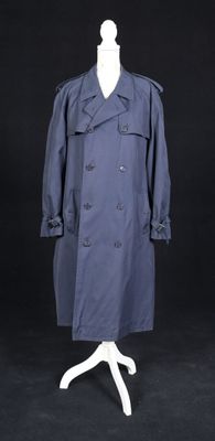 une photo d'un trench-coat bleu sur un présentoir à mannequin