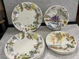 trois assiettes et un bol sont posés sur une table
