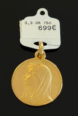 un gros plan sur une médaille d'or sur laquelle est apposée une étiquette de prix