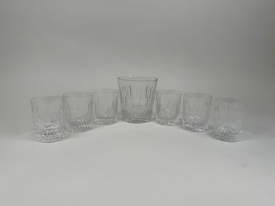 lot de six verres à eau en cristal alignés sur un fond blanc