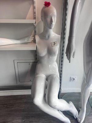 deux mannequins assis l'un à côté de l'autre