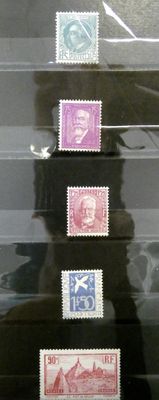 une photo d'un homme debout devant des timbres