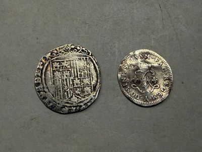 deux pièces d'argent posées l'une à côté de l'autre sur une table