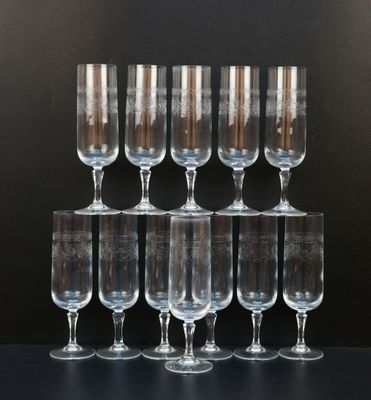six verres à vin sont empilés les uns sur les autres sur une table