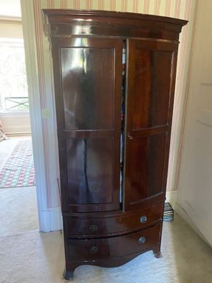 un grand meuble en bois surmonté d'un miroir