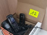 une boîte de téléphones portables posée sur un bureau, à côté d'un clavier