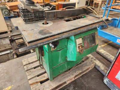 a machine that is sitting on a pallet in a warehouse