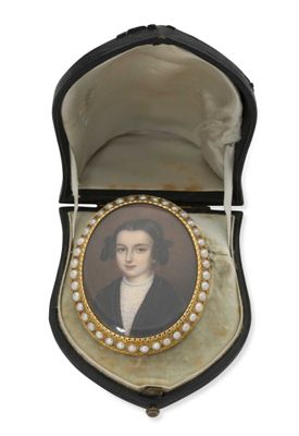 un portrait ancien représentant un homme en costume noir, avec des perles, dans un écrin