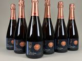six bouteilles de champagne alignées sur une table