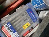 une boîte remplie d'objets assortis qui s'y trouvent
