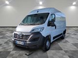 la camionnette blanche est garée sur le sol en damier d'une pièce