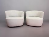 deux chaises blanches placées l'une à côté de l'autre sur une surface grise