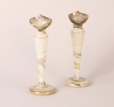paire de bougeoirs en verre ornés de motifs tourbillonnants blancs et marron