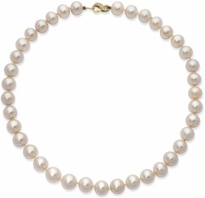 un collier de perles blanches avec un fermoir en or sur fond blanc