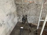 une échelle adossée au mur d'une pièce