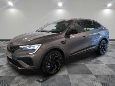 un SUV gris garé dans un garage au sol carrelé
