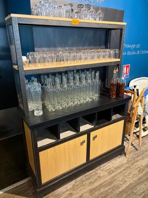 une étagère sur laquelle sont posés des verres et des bouteilles