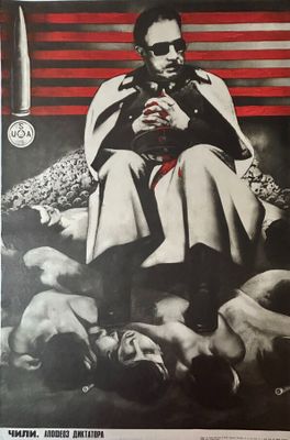 une vieille affiche de cinéma représentant un homme assis sur un canapé