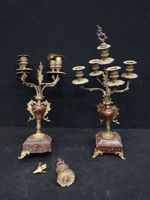 paire de candélabres anciens en laiton et marbre sur socles