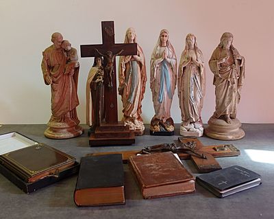de nombreuses statues de Jésus et d'autres figures religieuses posées sur une table