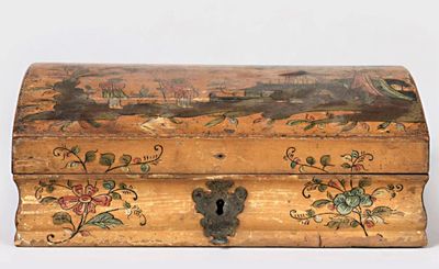une petite boîte en bois avec un tableau dessus