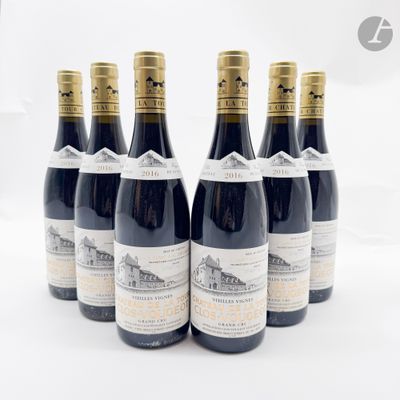six bouteilles de vin sont alignées sur une surface blanche