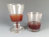 deux verres remplis de liquide posés l'un à côté de l'autre sur une table