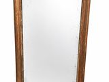 une image d'un miroir avec un cadre doré sur un fond blanc