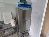 une photo d'une cuisine équipée d'appareils électroménagers en inox et d'un évier