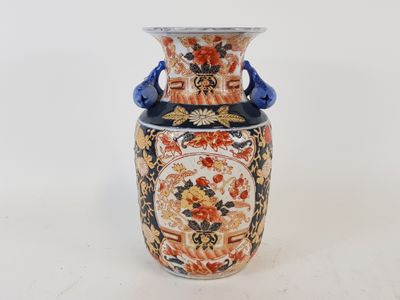 Vase en porcelaine à décor Imari floral polychrome et doré s…