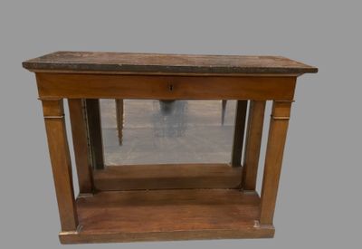une vieille table en bois avec un plateau en marbre sur fond gris