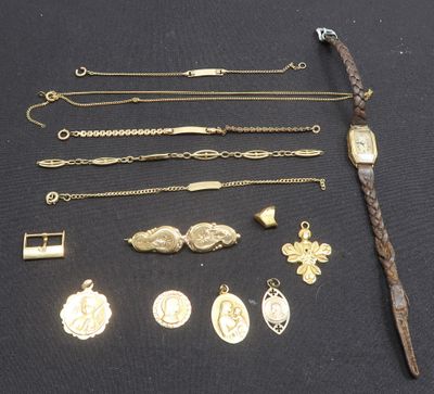 de nombreux bijoux en or posés sur une table noire