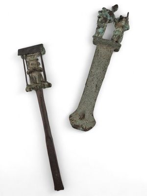 CHIMU - INCA / PEROU - DEUX COUTEAUX RITUELS TUMI en bronze …