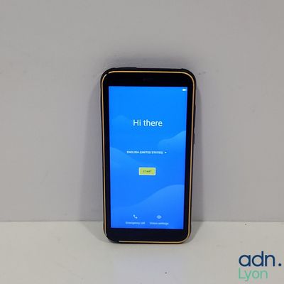 le téléphone est posé sur une table et son écran est bleu