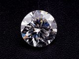 gros plan d'un diamant sur une surface noire