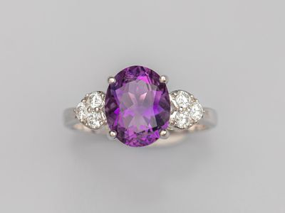 une bague en améthorate et diamants