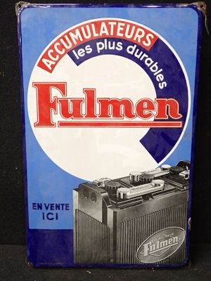 une vieille boîte de batteries de voiture « Fumer » sur fond noir