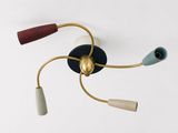 une lampe accrochée au mur