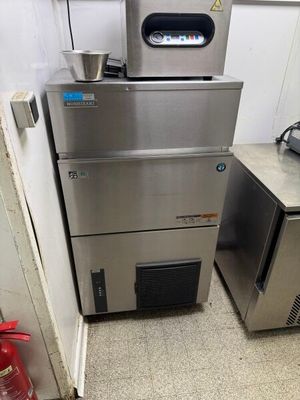 Plusieurs appareils électroménagers en acier inoxydable sont empilés les uns sur les autres dans une cuisine