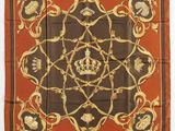 une écharpe carrée orange et noire ornée d'une couronne