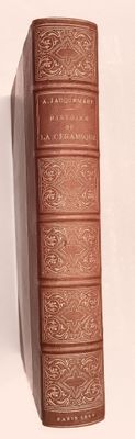 un livre brun posé sur une surface blanche