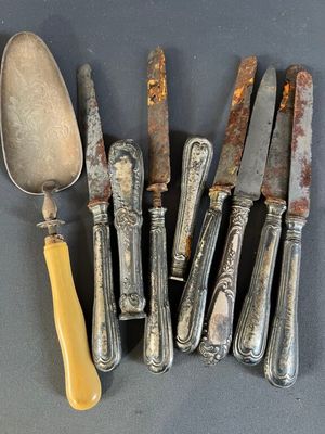 6 couteaux à fromage à manches en argent fourré + 2 manches …