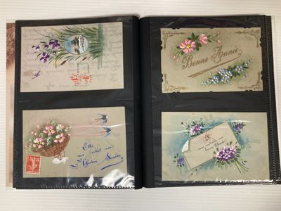 Quatre cartes représentant des fleurs et des oiseaux sont posées sur une table