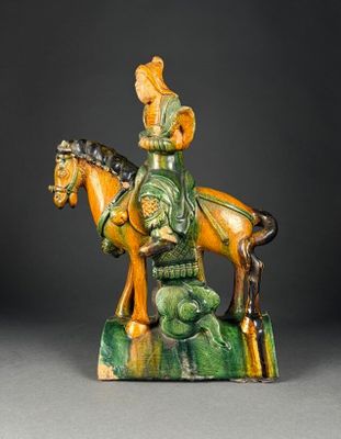 statue représentant un homme à cheval, coiffé d'un casque