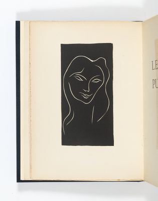un livre ouvert sur lequel est dessiné le visage d'une femme