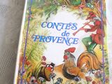 un vieux livre pour enfants avec une illustration représentant un coq et d'autres animaux